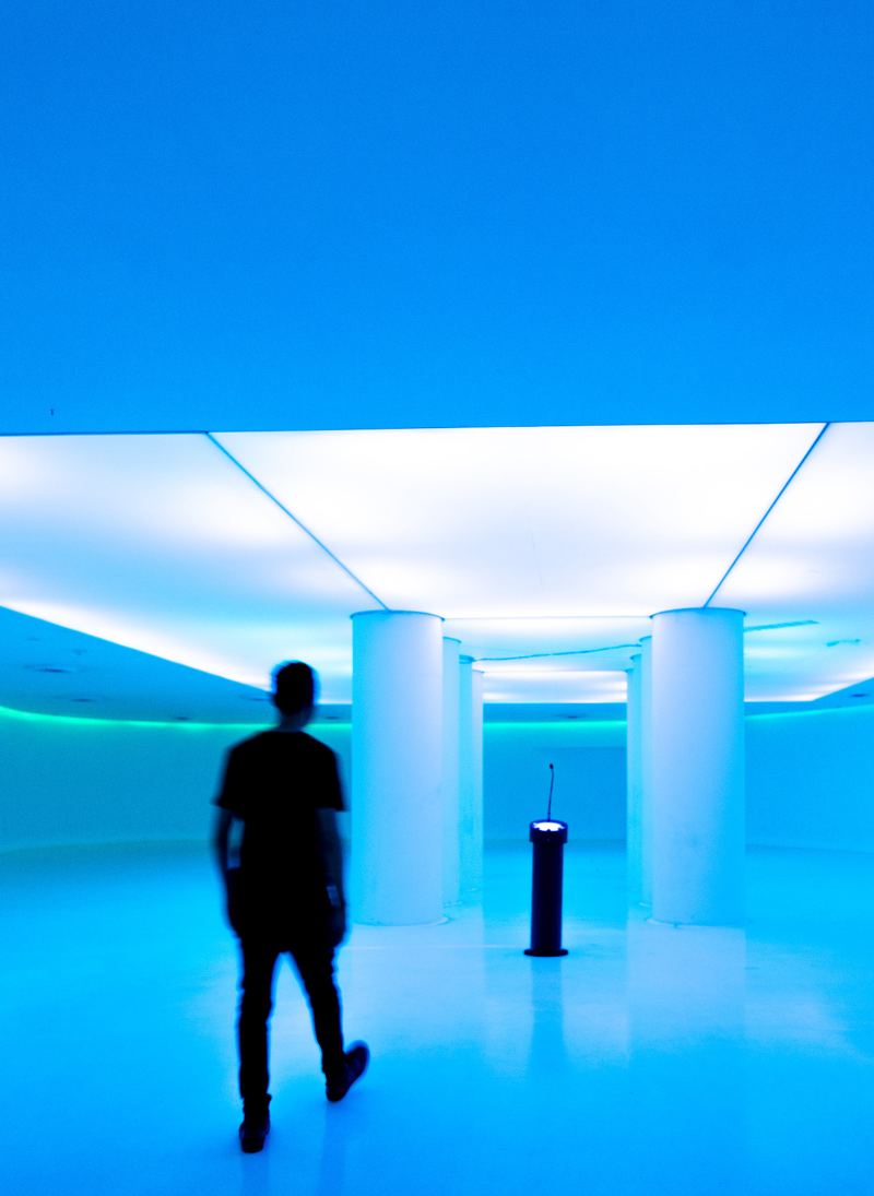 RESONAR: una persona camina hacia el micrófono bajo luz cian